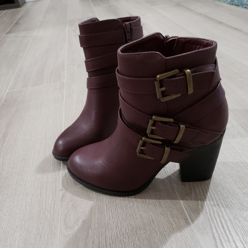 Burgundy bootie in size 7